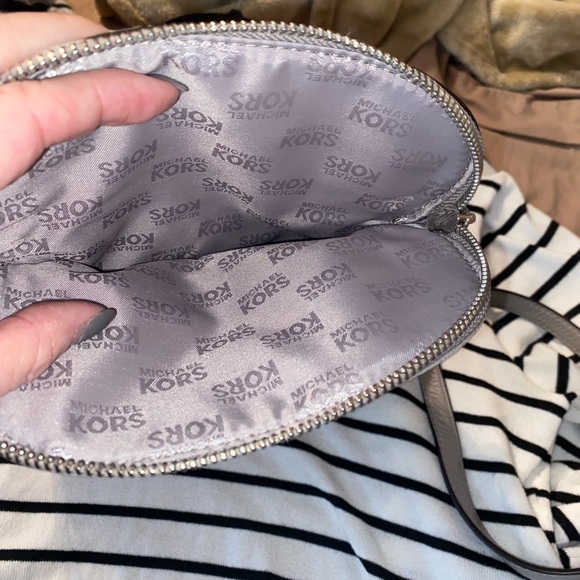 Michael Kors gray crossbody purse 7”x7”. So soft with lots of pockets - Picture 4 of 7